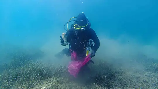 Deniz'in dibinden 2 saate 192 kilogram çöp çıktı