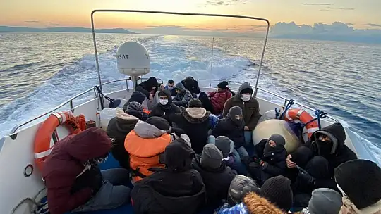Denizde sürüklenen 23 düzensiz göçmen kurtarıldı