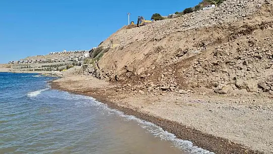 Denize döktükleri hafriyatı kaldırıyorlar