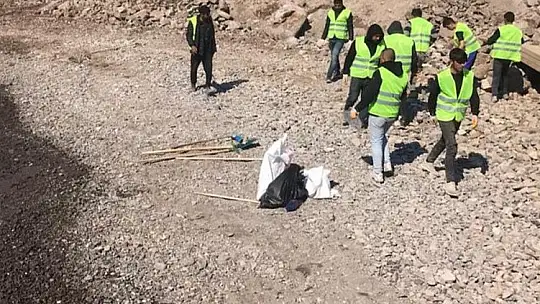 Denize döktükleri hafriyatı kaldırıyorlar