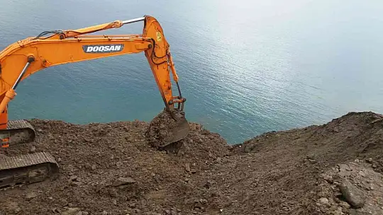 Denize döktükleri hafriyatı kaldırıyorlar