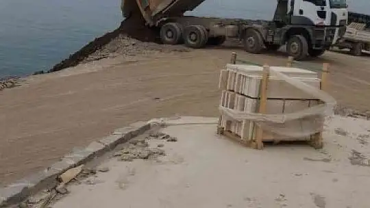 Denize döktükleri hafriyatı kaldırıyorlar