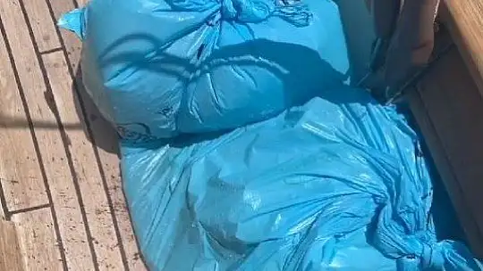Denizin ortasında çöp torbalarıyla karşılaştılar