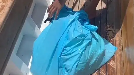 Denizin ortasında çöp torbalarıyla karşılaştılar