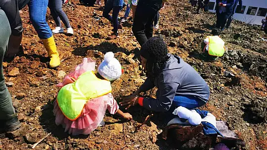 Denizli'den gelen minikler Marmaris'te 500 fidanı toprakla buluşturdu