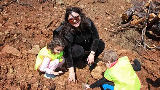 Denizli'den gelen minikler Marmaris'te 500 fidanı toprakla buluşturdu