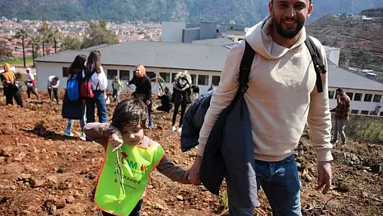 Denizli'den gelen minikler Marmaris'te 500 fidanı toprakla buluşturdu