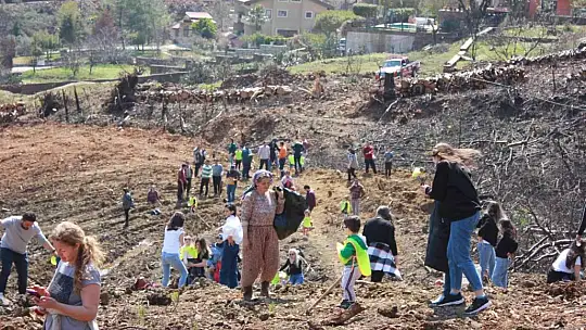 Denizli'den gelen minikler Marmaris'te 500 fidanı toprakla buluşturdu