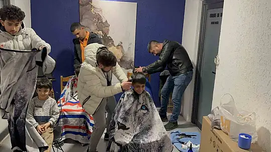 DEPREMZEDE ÇOCUKLARI TIRAŞ ETTİLER