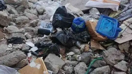 Dere yataklarından 485 torba çöp toplandı