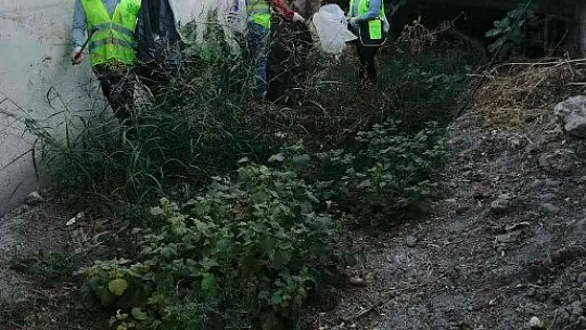 Dere yataklarından 485 torba çöp toplandı