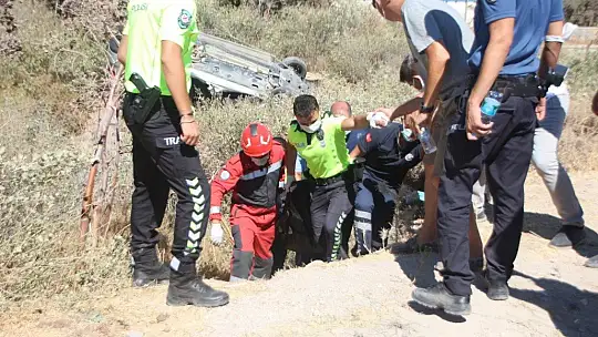 Dereye devrilen otomobildeki kadın yaşamını yitirdi