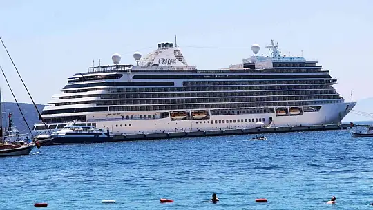 Dev gemiden 265 turist inince esnaf şok oldu