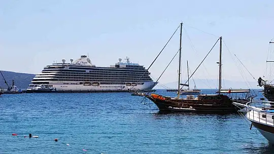 Dev gemiden 265 turist inince esnaf şok oldu