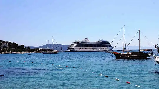 Dev gemiden 265 turist inince esnaf şok oldu