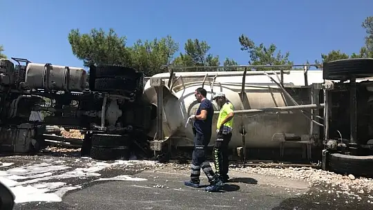 Devrilen çimento yüklü tırdaki yangın söndürüldü