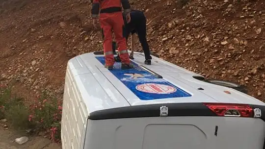 Devrilen ticari aracın sürücüsü yaralandı