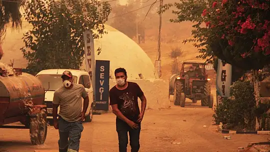 Dizi çekimlerinin yapıldığı turistik Çökertme Mahallesi alevlere teslim oldu