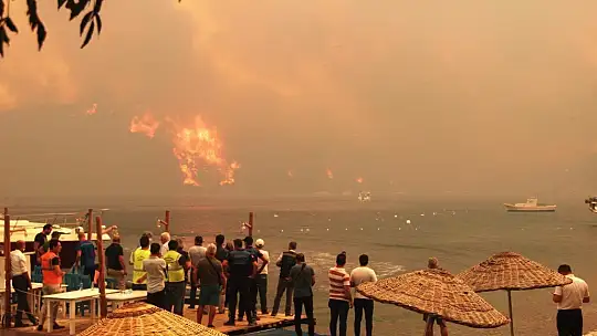 Dizi çekimlerinin yapıldığı turistik Çökertme Mahallesi alevlere teslim oldu