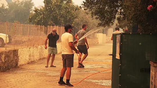 Dizi çekimlerinin yapıldığı turistik Çökertme Mahallesi alevlere teslim oldu