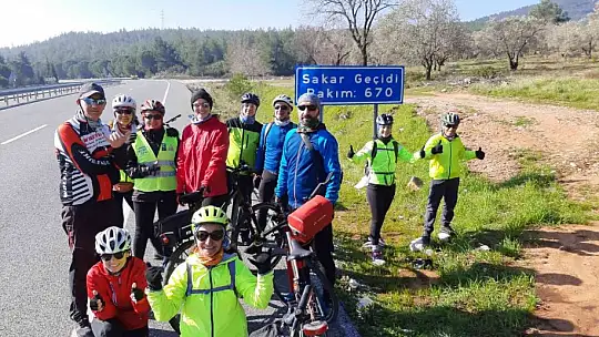 Doğa dostu bisikletçiler yanan ormanlar için pedal çevirip fidan dikecek