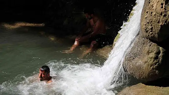 Doğanın gizli hazinesi Turgut Şelalesi ziyaretçi akınına uğruyor
