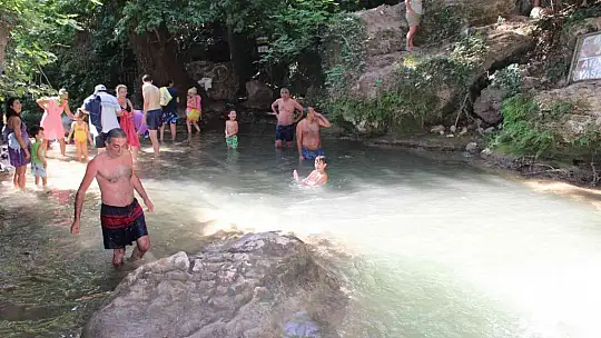 Doğanın gizli hazinesi Turgut Şelalesi ziyaretçi akınına uğruyor