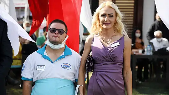 Sen de Gel Down Kafe hizmete açıldı