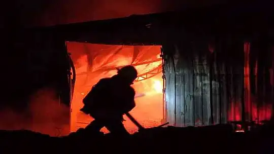 SEYDİKEMER'DE MOBİLYA ATÖLYESİ ALEVLERE TESLİM OLDU