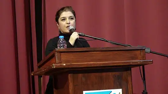 Özbay'ın anıtına karanfil bıraktılar 