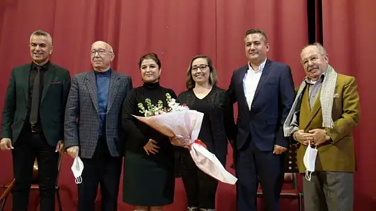 Özbay'ın anıtına karanfil bıraktılar 