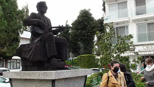 Özbay'ın anıtına karanfil bıraktılar 