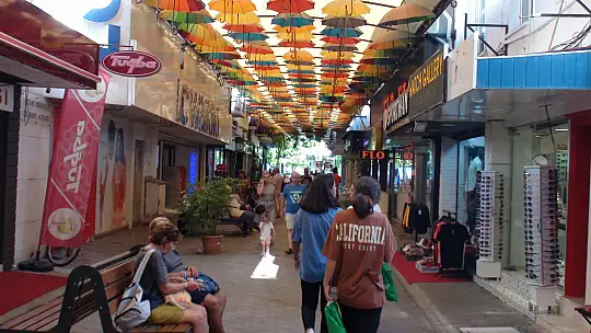 ŞEMSİYELİ SOKAĞA İLGİ YOĞUN