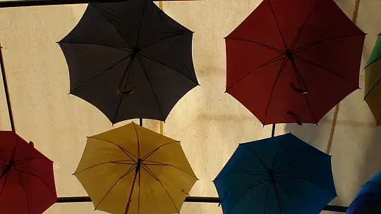 ŞEMSİYELİ SOKAĞA İLGİ YOĞUN