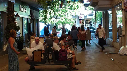 ŞEMSİYELİ SOKAĞA İLGİ YOĞUN