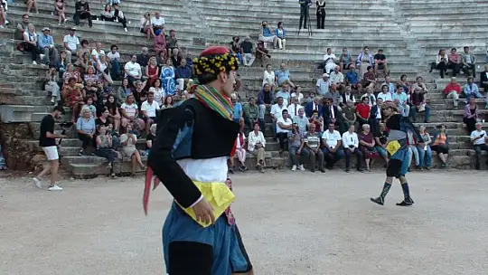 DÜNDAR, '7-8 YILDIR ANTİK TİYATRO KULLANILAMIYORDU'