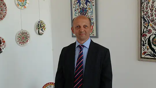 İLK KİŞİSEL SERGİSİNİ AÇTI