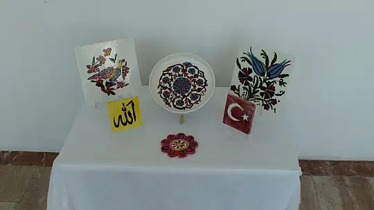 İLK KİŞİSEL SERGİSİNİ AÇTI