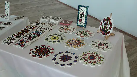 İLK KİŞİSEL SERGİSİNİ AÇTI