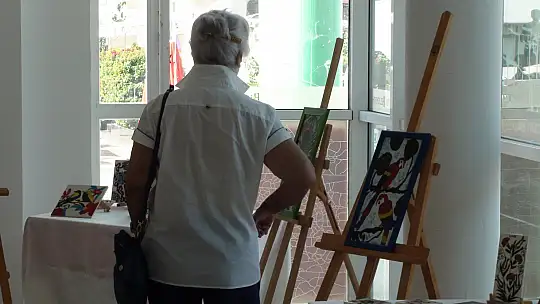 İLK KİŞİSEL SERGİSİNİ AÇTI