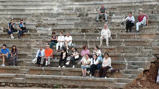 ÇOK SESLİ MÜZİK KORUSU BÜYÜK ALKIŞ TOPLADI