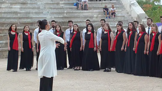 ÇOK SESLİ MÜZİK KORUSU BÜYÜK ALKIŞ TOPLADI