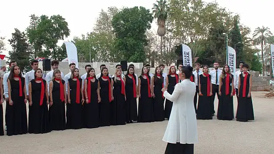 ÇOK SESLİ MÜZİK KORUSU BÜYÜK ALKIŞ TOPLADI