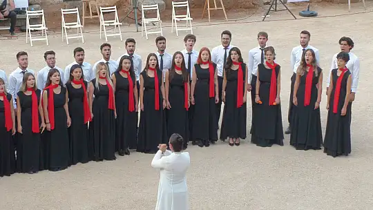 ÇOK SESLİ MÜZİK KORUSU BÜYÜK ALKIŞ TOPLADI