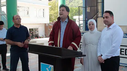 Başkan Karaca genç çifti yalnız bırakmadı