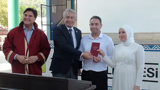 Başkan Karaca genç çifti yalnız bırakmadı