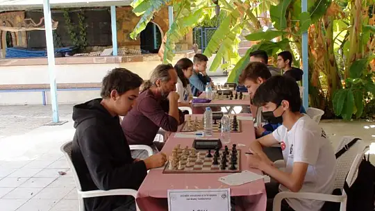 ATA'YI ANMA SATRANÇ TURNUVASI'NA YOĞUN KATILIM