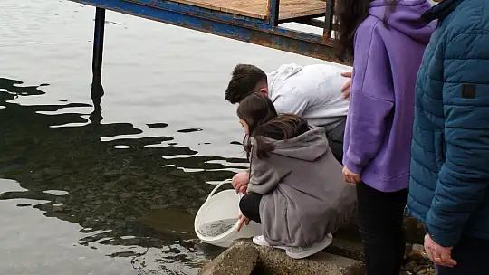 DÜNYA BALIKÇILIK GÜNÜ'NDE 30 BİN YAVRU ÇUPRA DENİZLE BULUŞTU