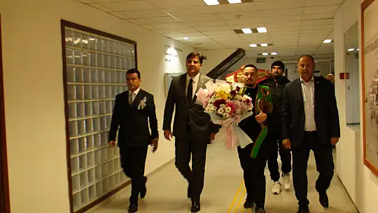 BOKSÖR ALCU, BAŞKAN KARACA'YI ZİYARET ETTİ 