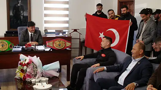 BOKSÖR ALCU, BAŞKAN KARACA'YI ZİYARET ETTİ 